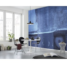 Lichte kamer met abstracte muurschildering, eettafel en stoelen
