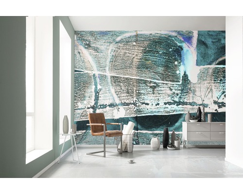 Woonkamer met patroonbehang, stoel en ladekast