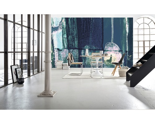 Lichte ruimte met abstract behang, eettafel en trap