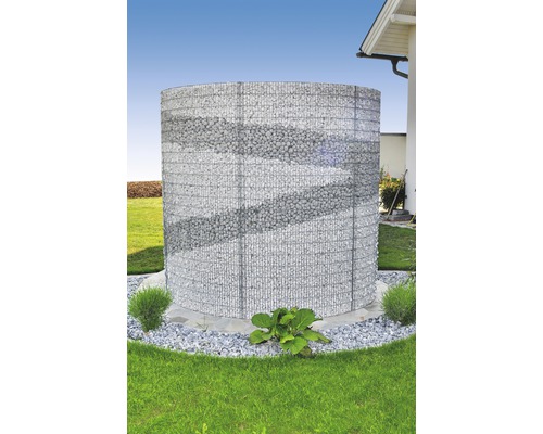 Ronde schanskorf met steenvulling in de tuin