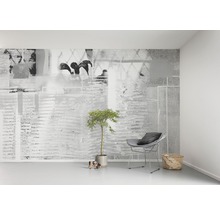Lichte kamer met patroonbehang, stoel, plant en decoratie
