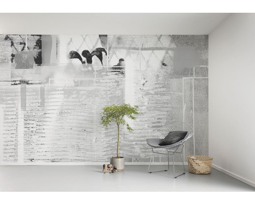 Lichte kamer met patroonbehang, stoel, plant en decoratie