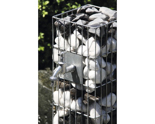 Schanskorf kolom met kraan en stenen