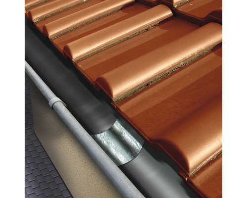 Dakpannen met dakgoot en regenpijp voor dakafwatering