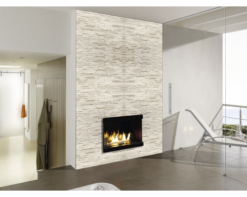 Moderne badkamer met natuurstenen muur en open haard