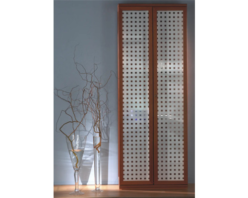 Kast met rasterdeuren en decoratie met takken in vazen