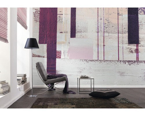 Woonkamer met designtapijt, fauteuil, staande lamp en vloerkleed voor een moderne kamerinrichting