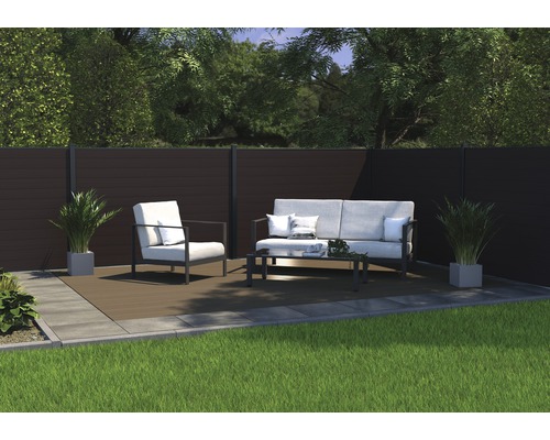 Tuin met privacy schutting, zitgroep en planten