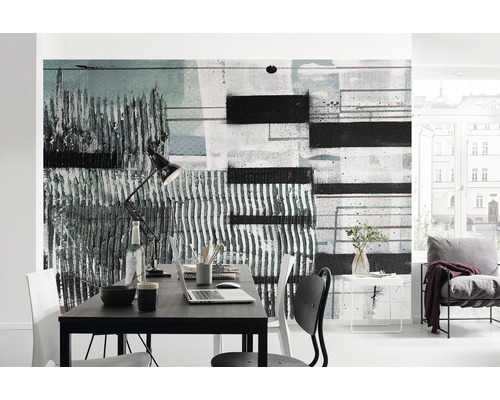 Moderne werkkamer met abstracte muurschildering, bureau en stoel.