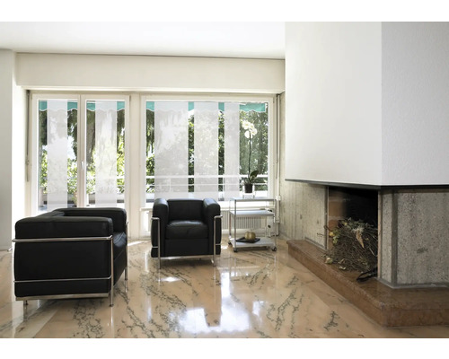 Lichte woonkamer met fauteuils, raamdecoratie en open haard