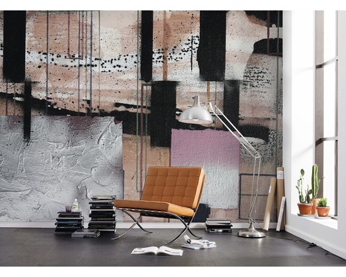 Woonkamer met abstract design wandbekleding, fauteuil en staande lamp