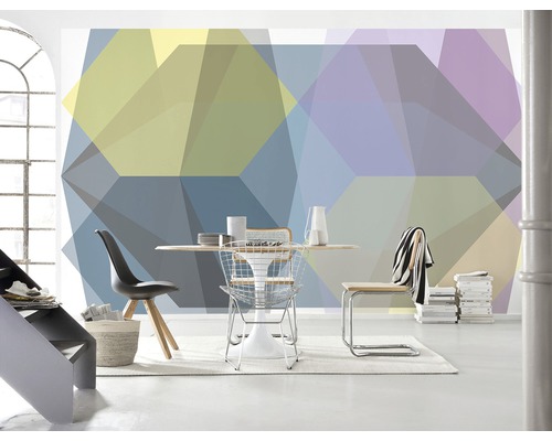 Woonkamer met geometrisch patroonbehang, eettafel en stoelen.