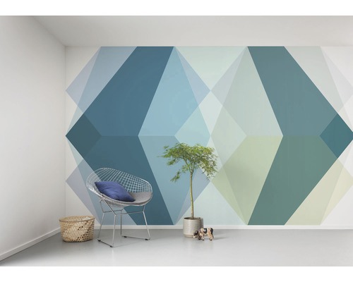 Woonkamer met geometrisch behang, draadstoel en kamerplant