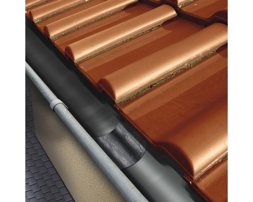 Detailopname van een dakafvoer met dakpannen, goot en regenpijp