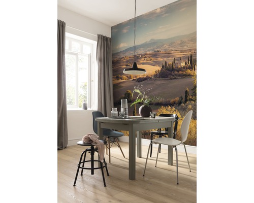 Eetkamer met eettafel, stoelen, lamp en fotobehang