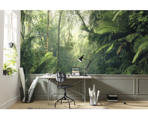 Werkkamer met fotobehang jungle motief, bureau en kantoorbenodigdheden.