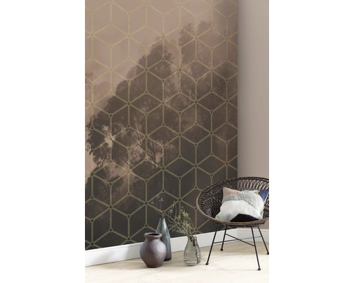 Behang met bosmotief en geometrisch patroon in interieur