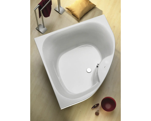 Hoekbad in badkamer met handdoekhouder en decoratie