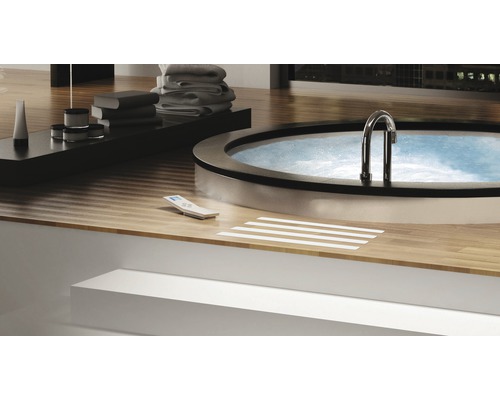 Ronde whirlpool in de badkamer met afstandsbediening en antislipmatten