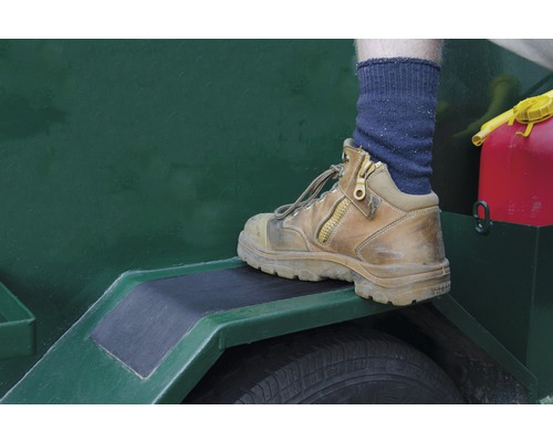 Close-up van een werkschoen op een aanhanger