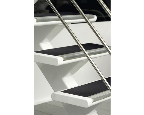 Trap met antislip oppervlak en leuning