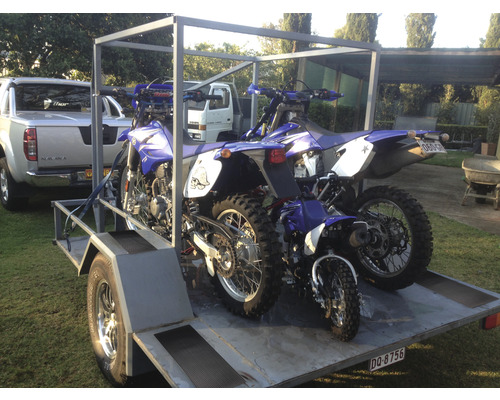 Motor aanhangwagen beladen met twee motorcrossmotoren