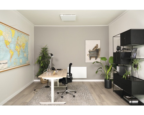 Kantoor met in hoogte verstelbaar bureau, verwarmingspaneel en zwart rek