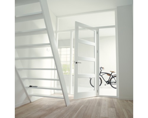 Licht interieur met open trap, glazen deur en fiets