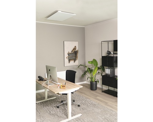 Kantoor met infraroodverwarming aan het plafond, bureau en rekken voor een aangename werkomgeving.