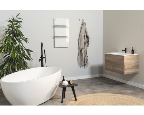 Badkamer met vrijstaand bad, wastafel, handdoekverwarmer en badjas