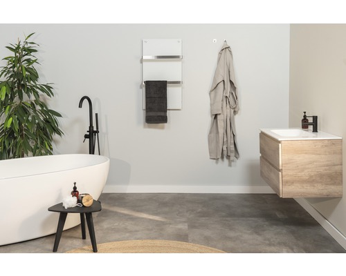 Moderne badkamer met vrijstaand bad, wastafel, handdoekradiator en badjas