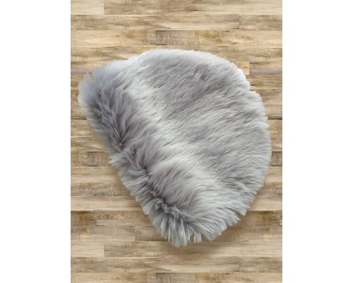 Grijze imitatie dierenhuid op houten vloer