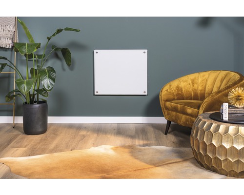 Woonkamer met infraroodverwarming aan de muur, fauteuil, tafel en kamerplant