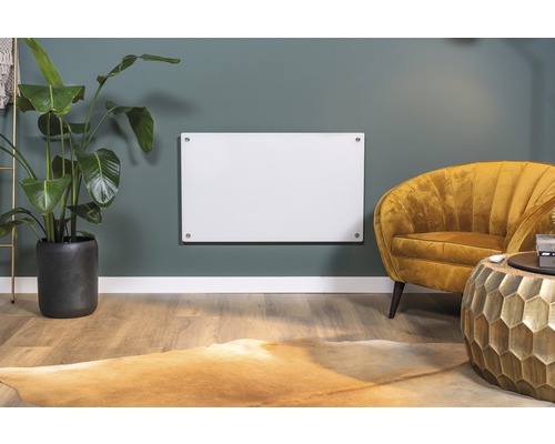 Woonkamer met infraroodverwarming aan de muur, fauteuil, plant en vloerkleed