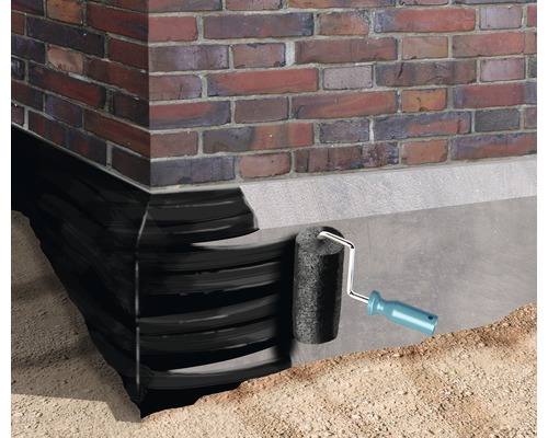 Buitenmuurafdichting met afdichtingsroller op een bakstenen muur