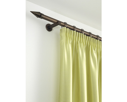 Gordijnroede met eindstuk en gordijnringen aan de muur gemonteerd