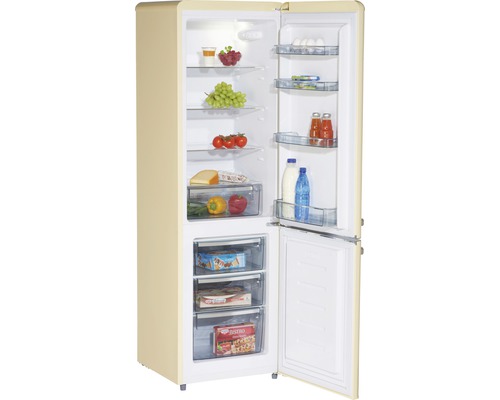 Geopende koelkast gevuld met voedsel