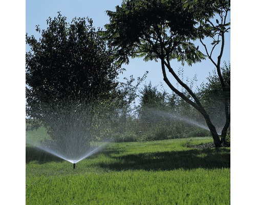 Gazonbesproeiing met gazonsproeier in de tuin