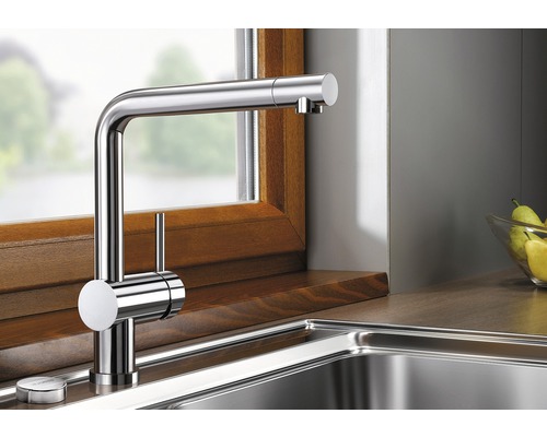 Metalen keukenkraan bij spoelbak