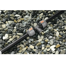 Gardena connector met irrigatiebuis op grind