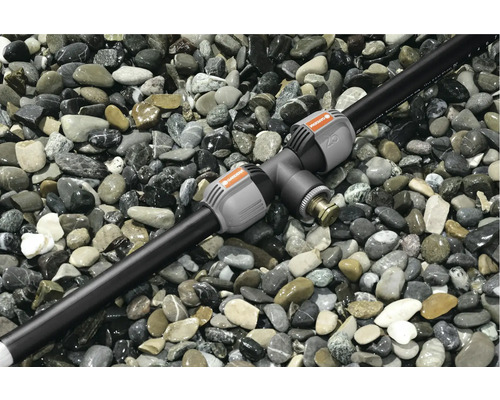 Gardena connector met irrigatiebuis op grind