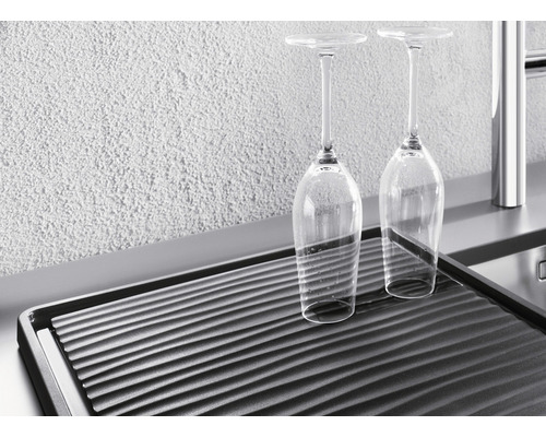 Afdruiprek met twee wijnglazen op een aanrecht