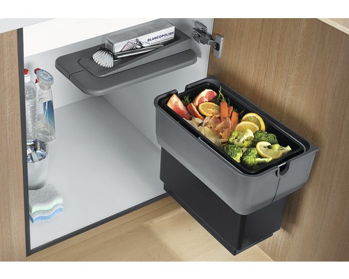 Keukenkast met afvalemmer, schoonmaakmiddelen en reinigingsborstel