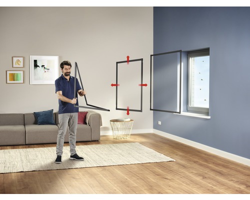 Man monteert insectenhor in een raam in een woonkamer