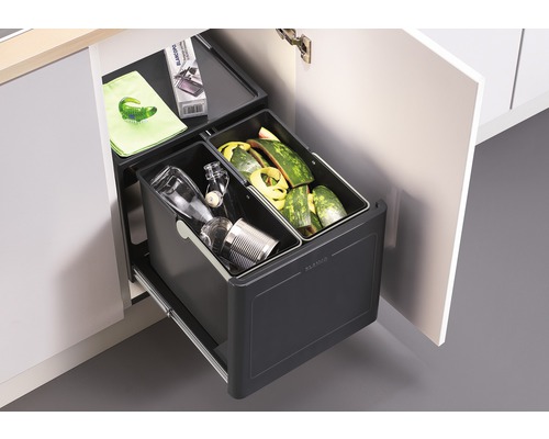 Afvalscheidingssysteem onder de spoelbak met twee bakken voor keukenafval en recyclebaar materiaal