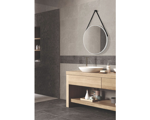 Badkamer met wastafel, spiegel en grijze tegels