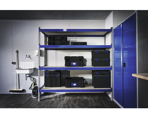 Rek systeem met opbergdozen en wastafel in een opslagruimte