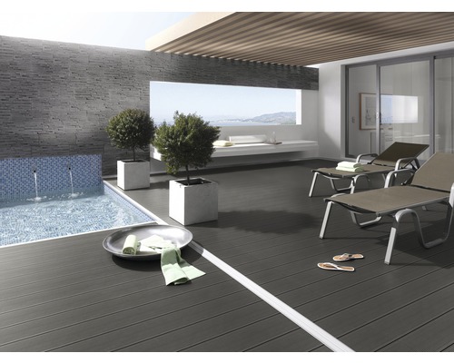 Terras met zwembad, ligstoelen en planten