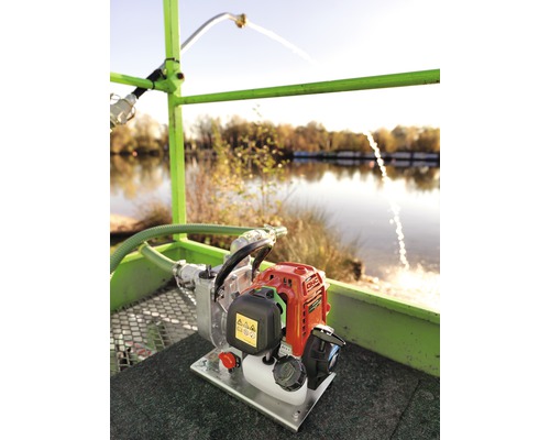 Waterpomp met slang in gebruik aan een waterkant