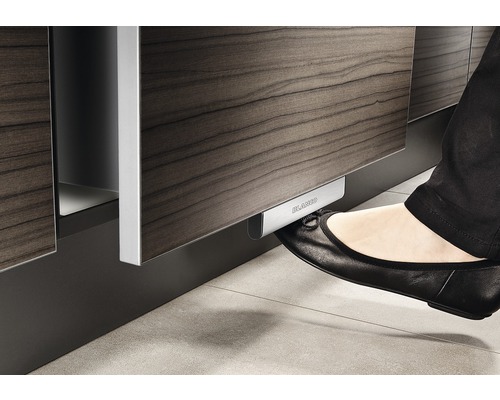 Keukenkast met voetopeningssysteem in gebruik